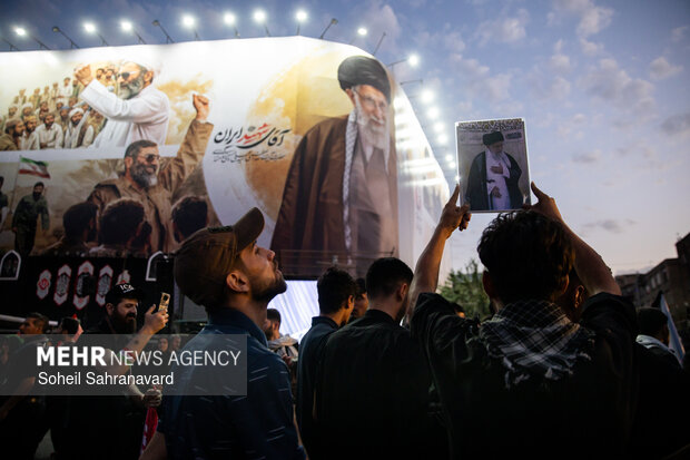 6090215-1 تهران آماده تشییع آقای شهید ایران