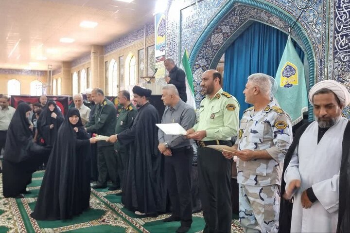 6109484 تجلیل از خادمان ستاد نماز جمعه گناوه در آستانه پنجم مرداد