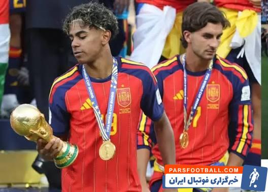 تصویری از نقاشی کشیدن کین یامال بر روی کاپ قهرمانی جام جهانی 2026