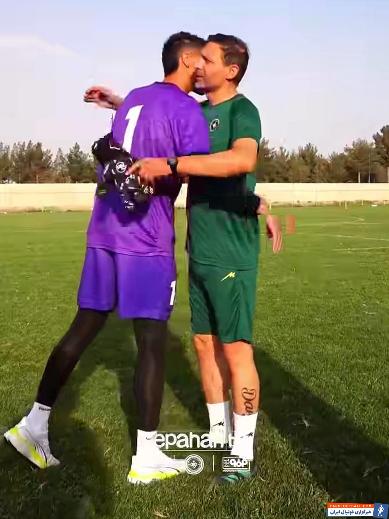 تصویری از حسینی بعد از تمدیدقرارداد با سپاهان در آغوش احمدی مربی دروازهبانها