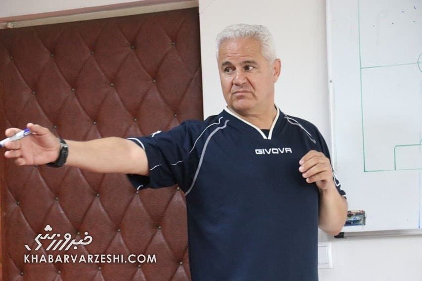 دفاع استقلال ایراد دارد و می‌توان به آنها گل زد/ فکر می‌کنم اورونوف اشباع شده است