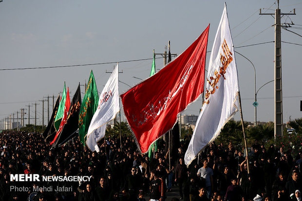 2942746 دلدادگان اربعین حسینی در قم ندای لبیک یا حسین(ع) سر دادند
