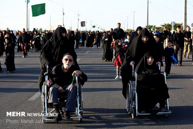2942748 دلدادگان اربعین حسینی در قم ندای لبیک یا حسین(ع) سر دادند
