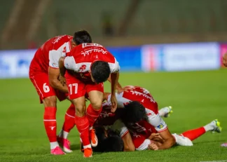 درخشش پویا پورعلی هافبک پرسپولیس در ترکیب این تیم و اجرای حرکت کشتی