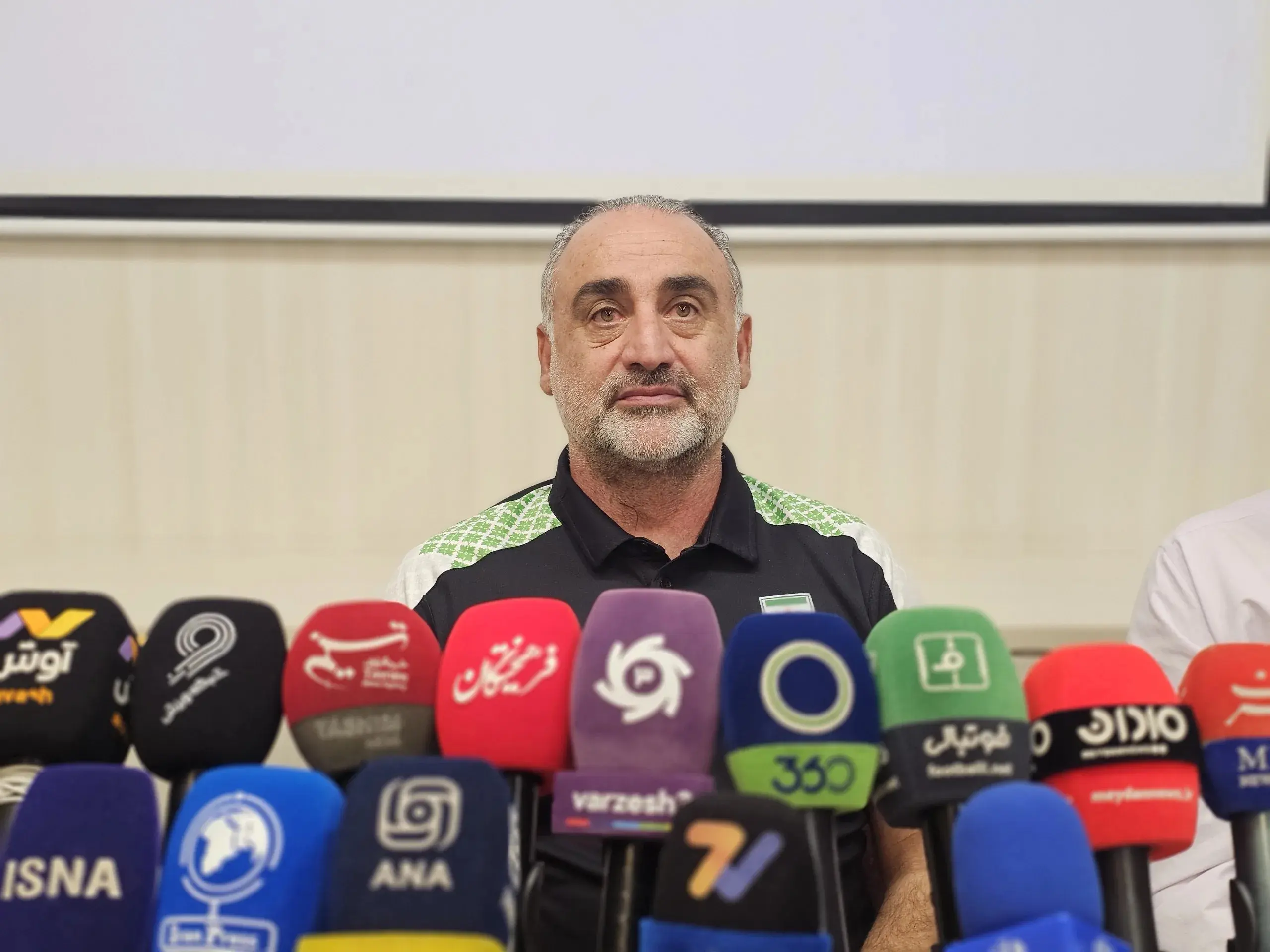 حمله تند سرمربی تیم امید به سازمان لیگ: خودزنی می‌کنیم