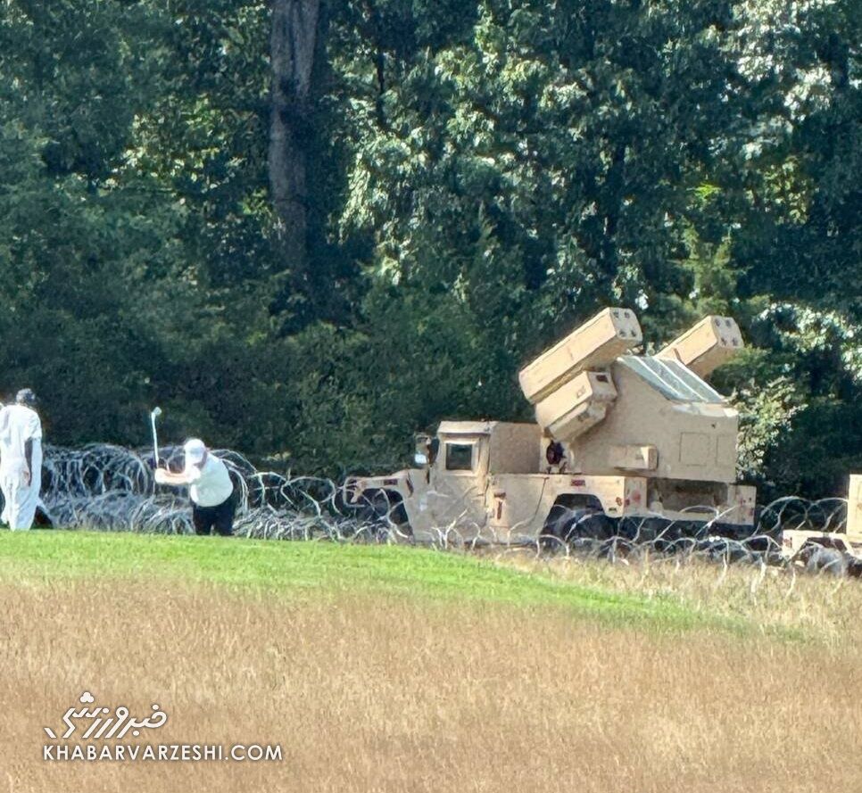 440071 ترامپ در کنار ضدهوایی اونجر در حال بازی گلف