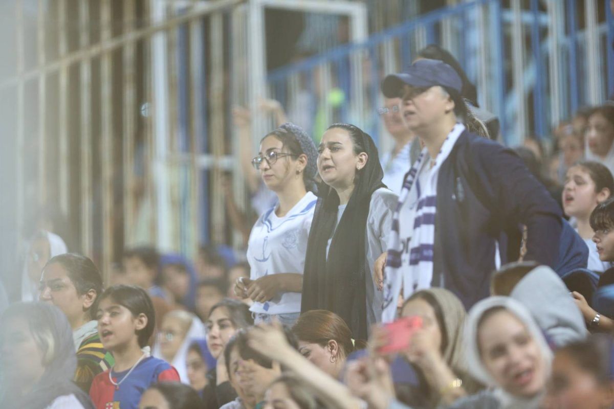 441432 پشت این پیراهن، یک شهر نفس میکشد...