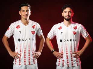 عکس ؛ رونمایی پرسپولیس از کیت دوم سفید با یادبود دانشآموزان میناب