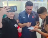 عکس؛ هواداران تراکتور در فرودگاه با جواد نکونام عکس یادگاری گرفتند