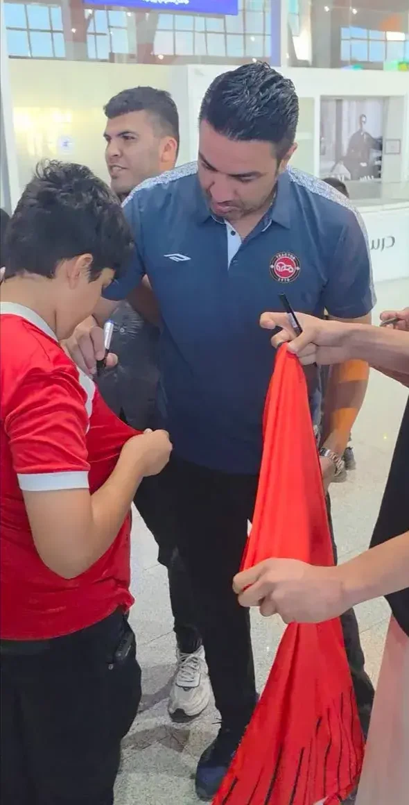 عکس؛ هواداران تراکتور در فرودگاه با جواد نکونام عکس یادگاری گرفتند
