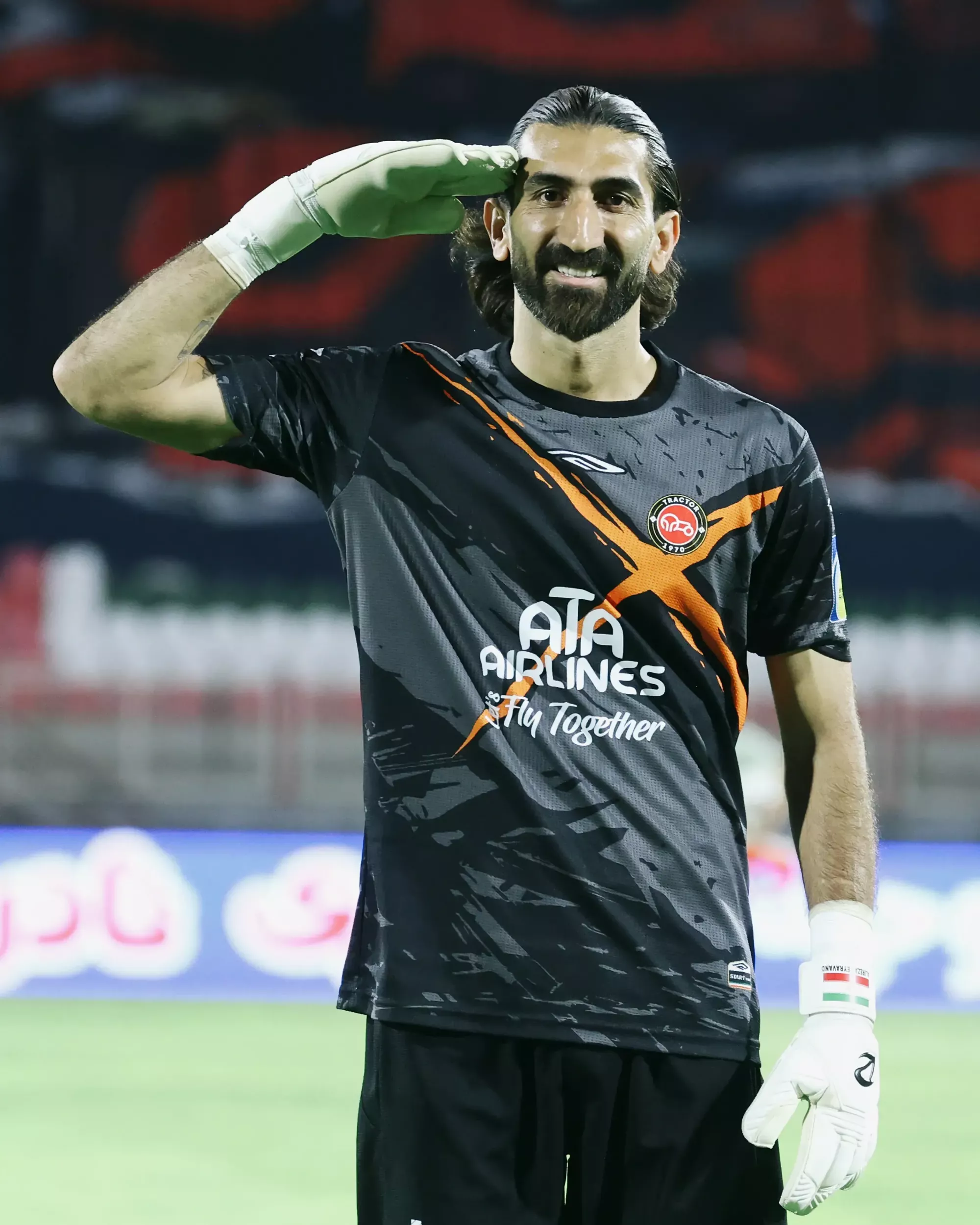 تصویری از سلام نظامی علیرضا بیرانوند گلر تراکتور پس از برد برابر پرسپولیس 
