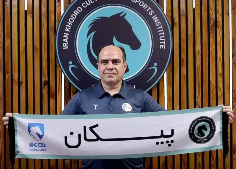 ایمان عالمی کار خود را به عنوان مربی پیکان در کنار ساکت الهامی آغاز کرد