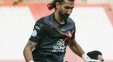 تصویری از سلام نظامی علیرضا بیرانوند گلر تراکتور پس از برد برابر پرسپولیس