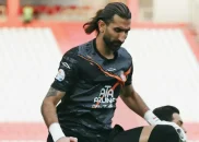 تصویری از سلام نظامی علیرضا بیرانوند گلر تراکتور پس از برد برابر پرسپولیس