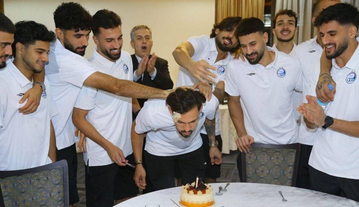 عکس ؛ جشن تولد محمدرضا آزادی در اردوی استقلال پیش از دیدار با پیکان