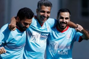 فیلم ؛ عادل فردوسی‌پور با اشاره به اسامی غیرمعمول روی پیراهن بازیکنان استقلال: مگر خانه خاله است که هرکس هر اسمی خواست بزند؟