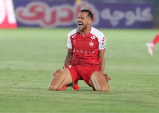 مهدی تیکدری ابتدا به عنوان وینگر راست پرسپولیس مدنظر کادر فنی قرار گرفت