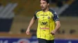 بستن بازوبند کاپیتانی سپاهان توسط امید نورافکن در نیمه دوم دیدار با صنعت نفت آبادان