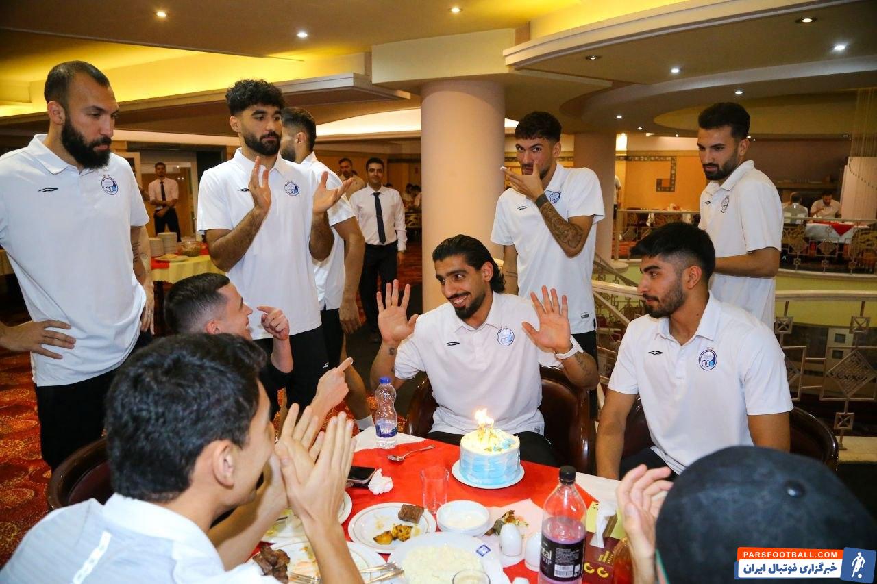 عکس ؛ جشن تولد حبیب فرعباسی در اردوی استقلال پیش از دیدار با آلومینیوم اراک