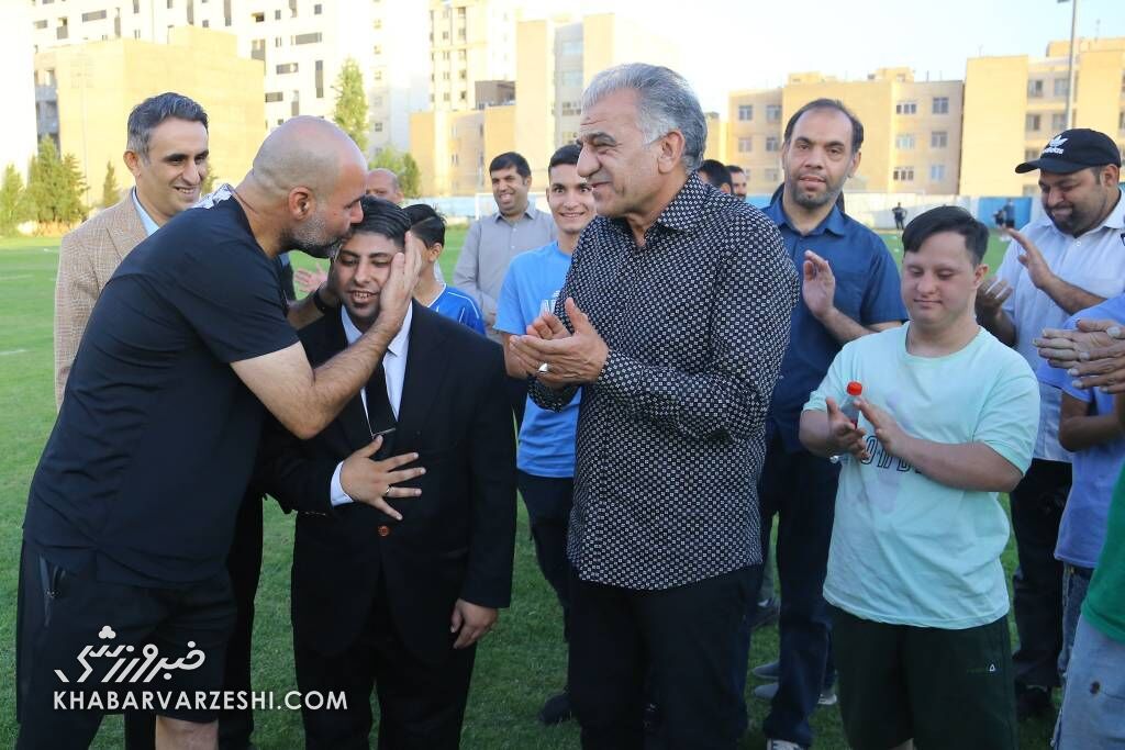 446254 کار قشنگ استقلال/ میهمانان ویژه در آغوش سهراب و چشمی +تصاویر
