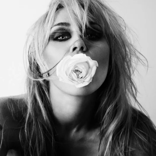 دانلود آهنگ Bass Persuades از Miley Cyrus