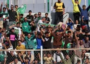 عکس ؛ هواداران خیبر پیش از آغاز دیدار با پرسپولیس روی سکوهای ورزشگاه تختی مستقر شدند