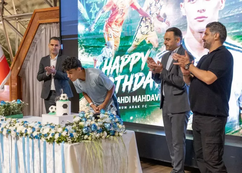 عکس ؛ جشن تولد ۲۱ سالگی مهدی مهدوی در پایان اردوی آلومینیوم اراک