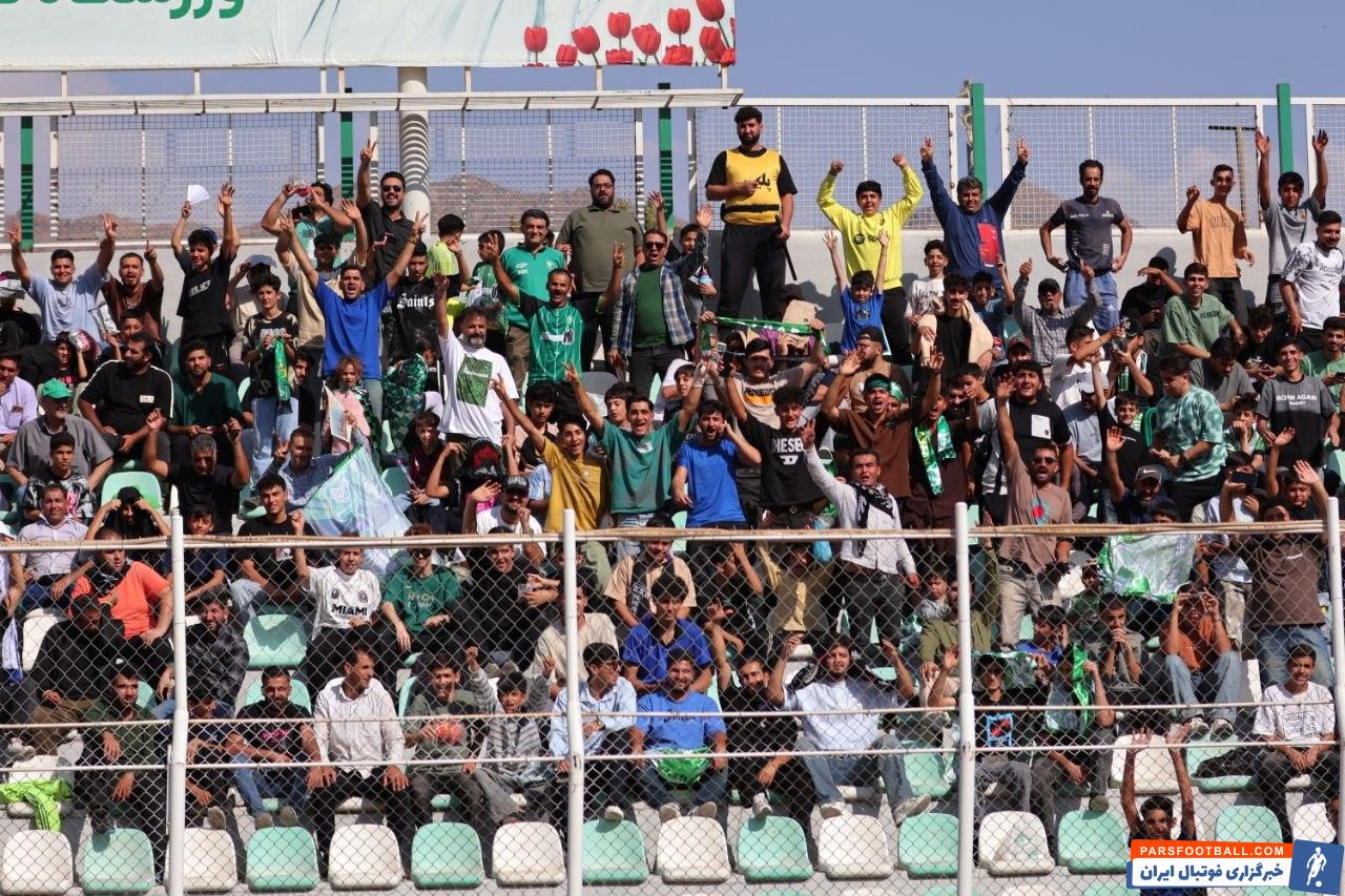 عکس ؛ هواداران خیبر پیش از آغاز دیدار با پرسپولیس روی سکوهای ورزشگاه تختی مستقر شدند
