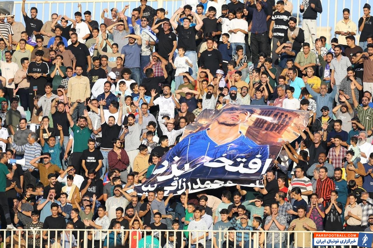 عکس ؛ خوشآمدگویی هواداران یزدی به امیرمحمد رزاقینیا در جریان دیدار چادرملو و استقلال