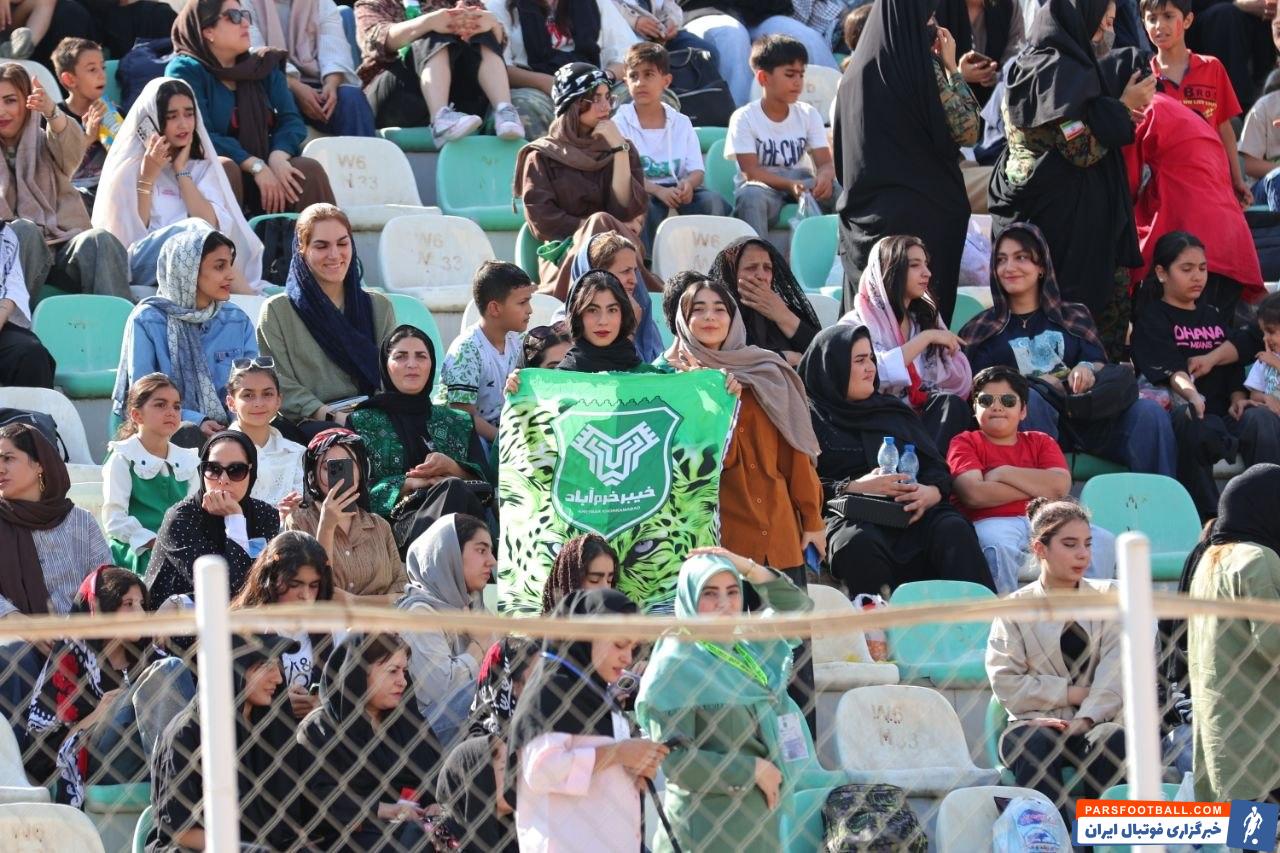 عکس ؛ هواداران خیبر پیش از آغاز دیدار با پرسپولیس روی سکوهای ورزشگاه تختی مستقر شدند