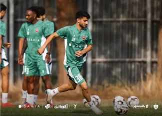 جشن تولد ۲۱ سالگی محمدرضا میرشفیعیان در جمع بازیکنان پرسپولیس