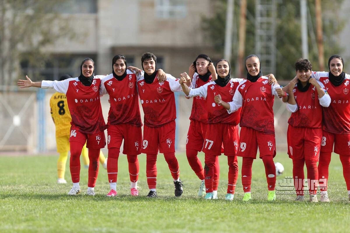 451405 زنان پرسپولیس