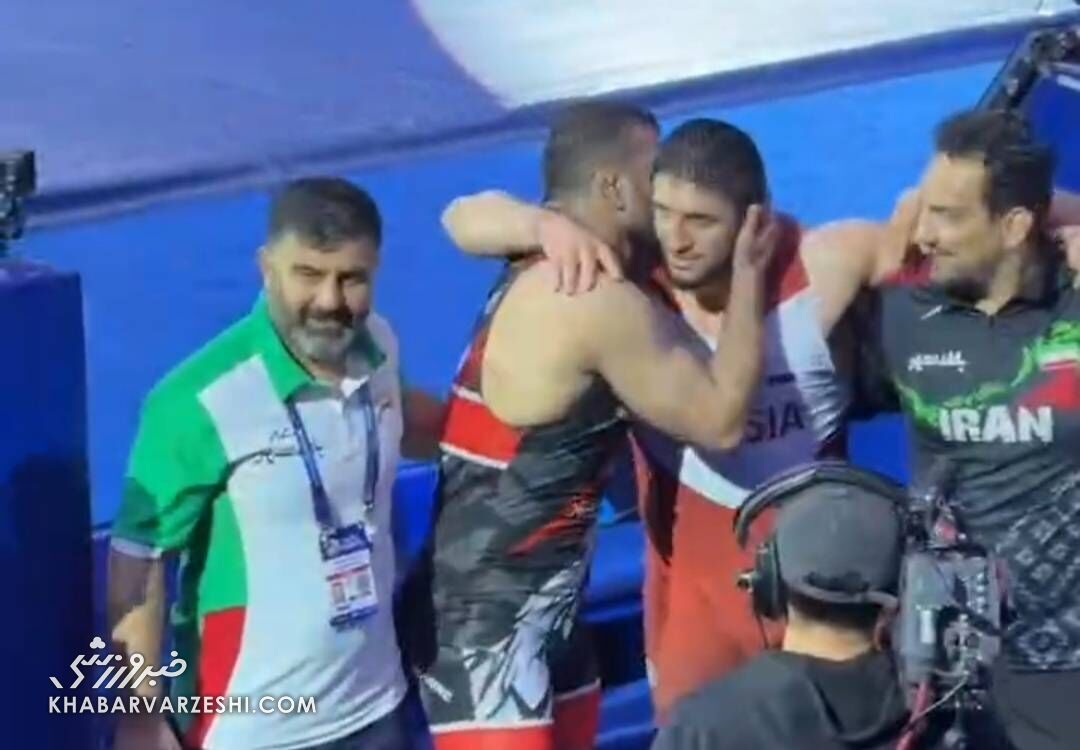 451683 شیرشاه و ببر داغستان؛ ثبت سنگینترین قاب کشتی جهان/ لحظه احساسی اسطورههای کشتی ایران و روسیه +عکس
