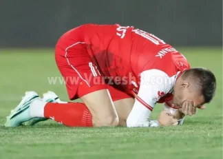 عکس ؛ عذرخواهی ایگور سرگیف از هواداران پرسپولیس پس از خراب کردن بهترین موقعیت تیمش مقابل فولاد