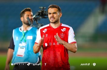 اوستون اورونوف ستاره پرسپولیس به علت مصدومیت دیدار با فولاد را از دست داد