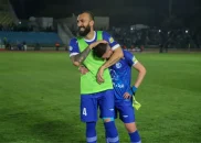 عکس ؛ تشکر احساسی یاسر آسانی از هواداران استقلال و پرتاب پیراهنش به میان سکوها پس از پیروزی برابر گل‌گهر
