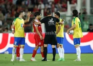 عکس ؛ حمله طالب ریکانی به پویا پورعلی و گرفتن گردن هافبک پرسپولیس در دقیقه ۸۰