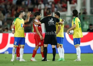 عکس ؛ حمله طالب ریکانی به پویا پورعلی و گرفتن گردن هافبک پرسپولیس در دقیقه ۸۰