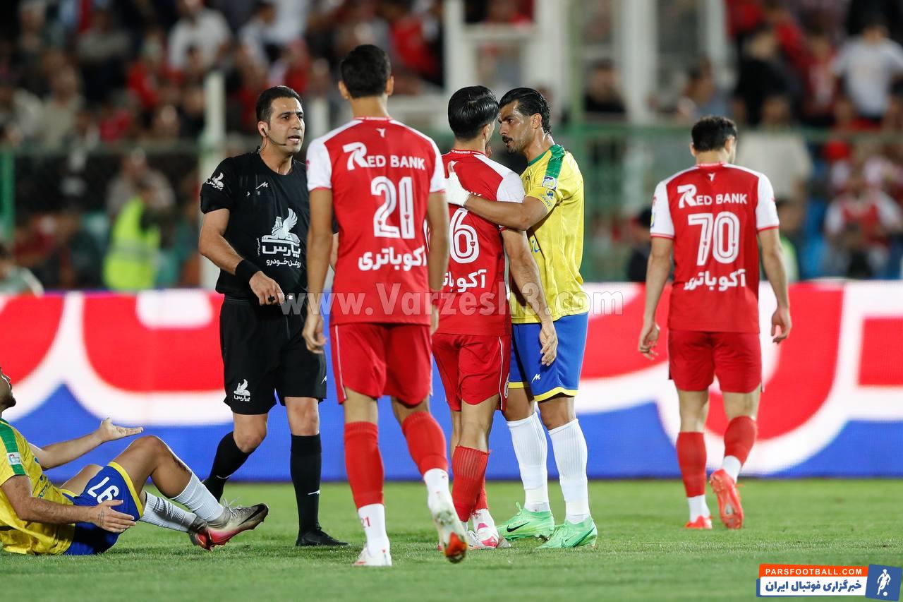 عکس ؛ حمله طالب ریکانی به پویا پورعلی و گرفتن گردن هافبک پرسپولیس در دقیقه ۸۰