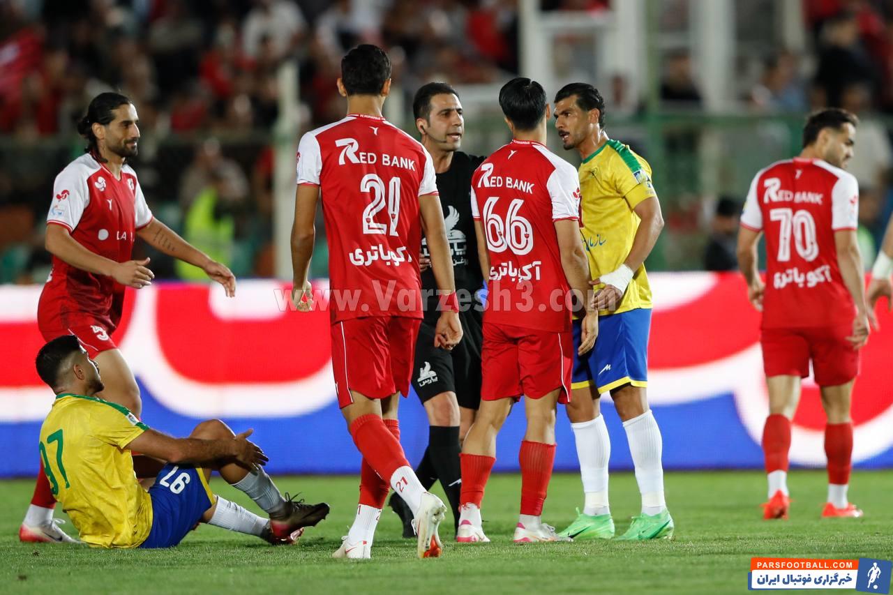 عکس ؛ حمله طالب ریکانی به پویا پورعلی و گرفتن گردن هافبک پرسپولیس در دقیقه ۸۰