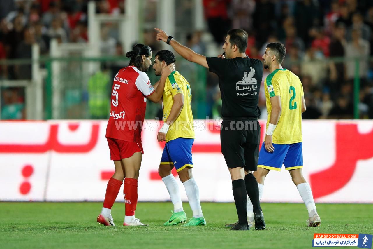 عکس ؛ حمله طالب ریکانی به پویا پورعلی و گرفتن گردن هافبک پرسپولیس در دقیقه ۸۰