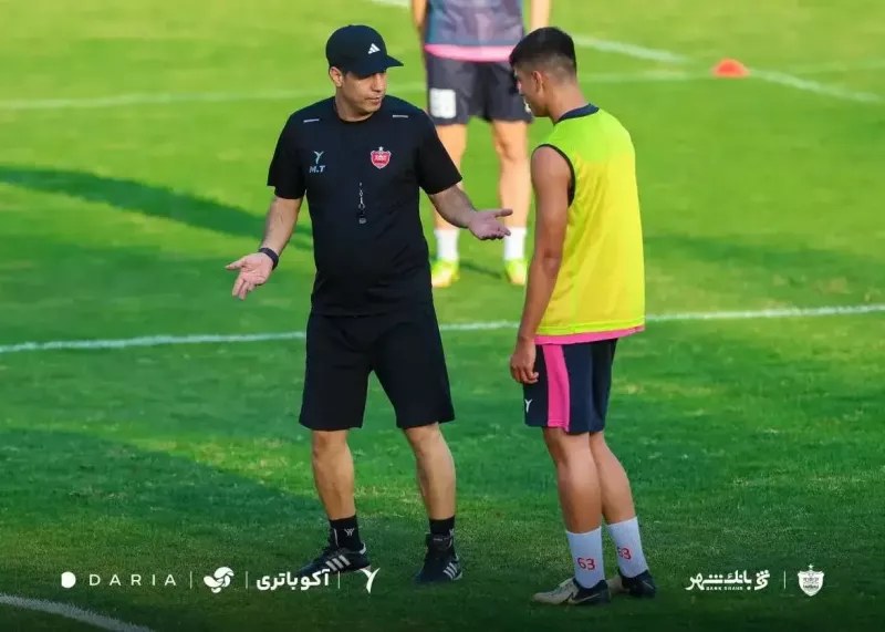 عکس ؛ فرصت تمرین پویا اسمی بازیکن ۱۷ ساله پرسپولیس زیر نظر مهدی تارتار