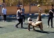 کلیپ قیچی برگردان زدن یک روحانی در حیاط مدرسه با توپ پلاستیکی
