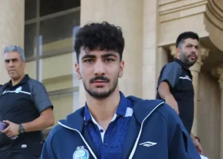 بنر حمایتی هواداران یزدی در ورزشگاه شهید نصیری برای رزاقینیا هافبک استقلال
