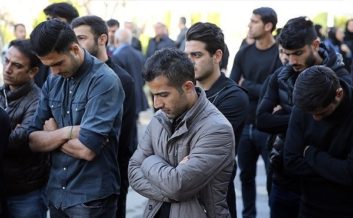 تجمع اعتراض آمیز بازیکنان نفت جلوی درب وزارت نفت