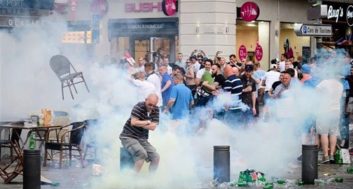 هوادار آشوب طلب انگلیسی