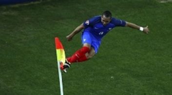 وبسایت Fichajes.net ادعا کرده پیشنهاد کهکشانی ها دو پیشنهاد 50 و 30 میلیون یورویی برای به خدمت گرفتن دیمیتری پایه و انگولو کانته میباشد