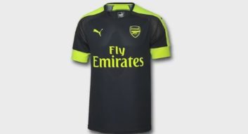 این پیراهن را شرکت پوما طراحی کرده و رسما آن را رونمایی کرده است. پیراهن سوم آرسنال به رنگ سورمه ای است