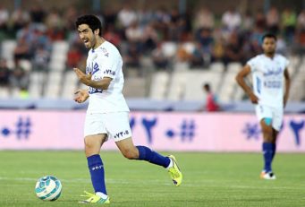 خسرو حیدری مدافع هافبک استقلال