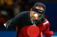 در تصویر زیر ابراهیم حمدتو پینگپنگباز مصری را مشاهده میکنید که با وجود نداشتن دو دست در مسابقات پارالمپیک ریو 2016 شرکت کرده است. وی که از 10 سالگی از ناحیه دو دست معلول شده است، با نگه داشتن راکت در دهانش پینگپنگ بازی میکند.